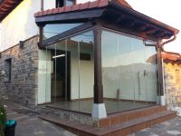 Cerramiento de porche con nuestro sistema de cortinas de cristal.